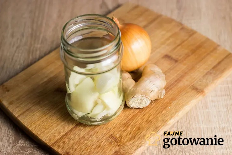 składniki do przygotowania syropu z cebuli i czosnku