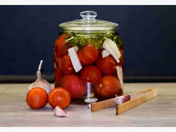 Ilustracja przepisu na: sałatka z ogórków i pomidorów na zimę