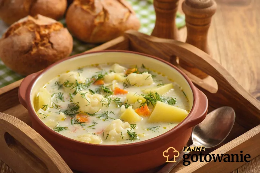 zupa kalafiorowa na rosole Zupa kalafiorowa w garnku.