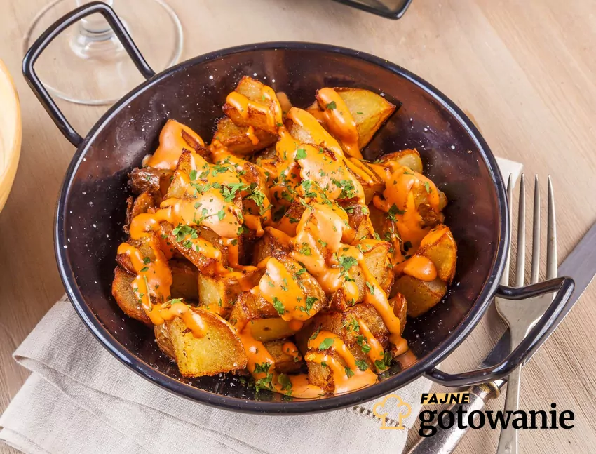 Patatas bravas w garnku z sosem