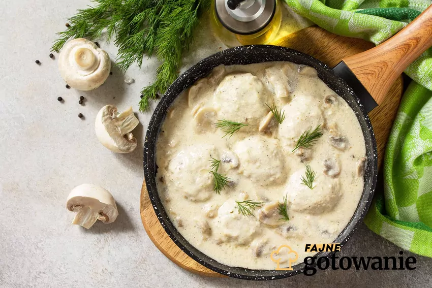 Bitki w sosie pieczarkowym Bitki w sosie pieczarkowym