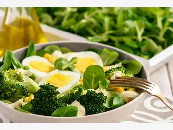 Ilustracja przepisu na: sałatka brokułowa z jajkiem