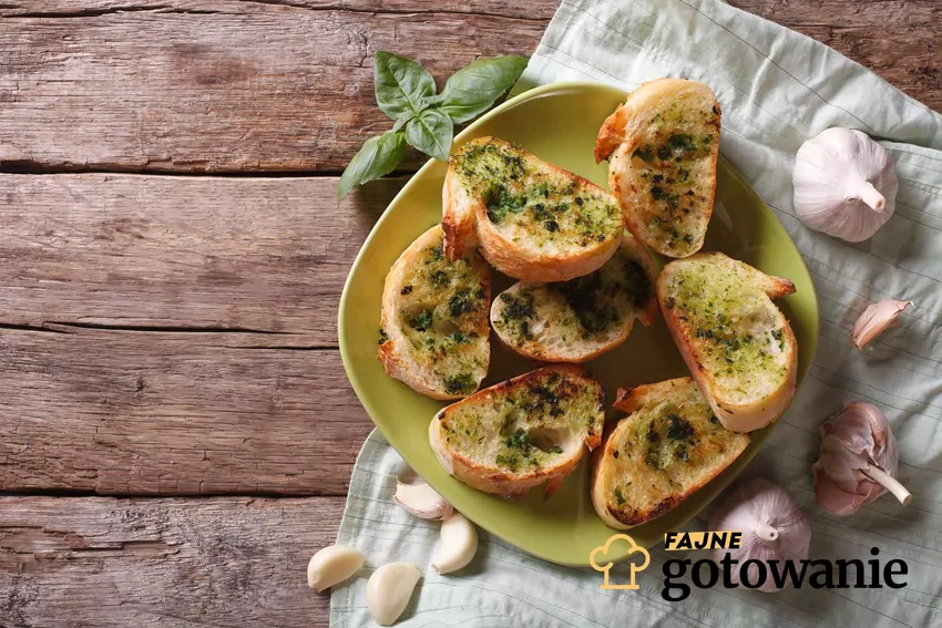 Chleb czosnkowy na grilla Chleb czosnkowy na talerzu