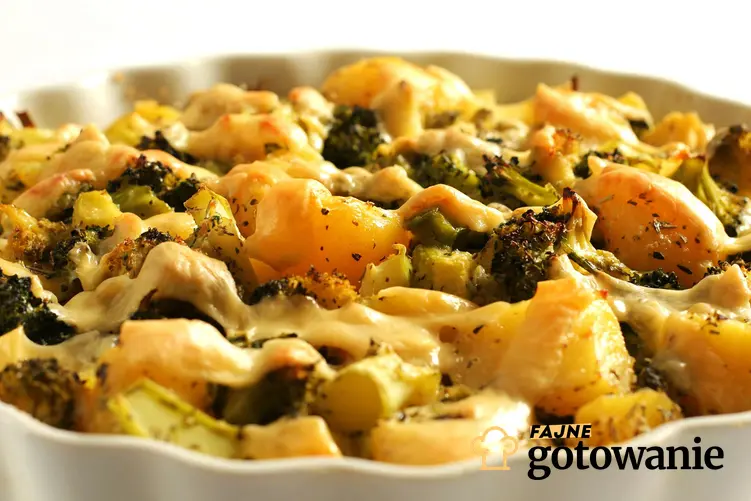 Zapiekanka z brokułami i ziemniakami podana w naczyniu żaroodpornym.