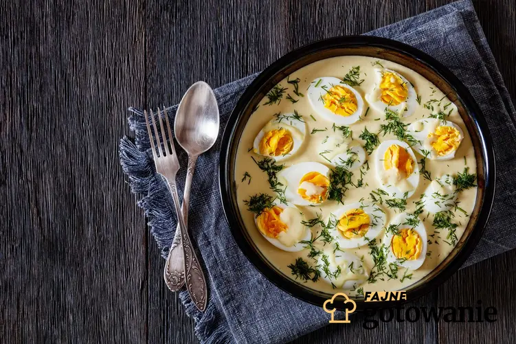 Jaja w sosie musztardowym podane w misce i posypane świeżym koperkiem.