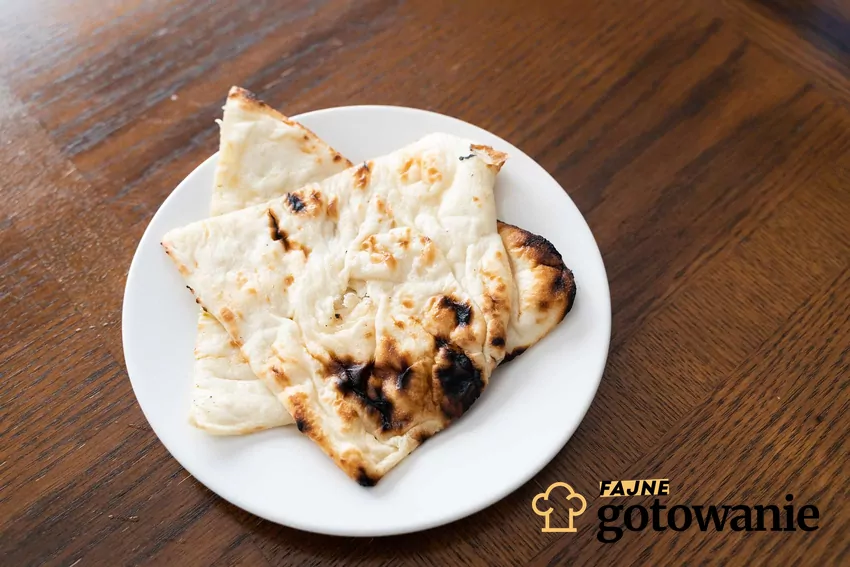 chlebek naan bez drożdży Domowy chlebek naan na talerzu