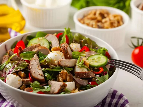 Przepis: sałatka z polędwiczką wieprzową