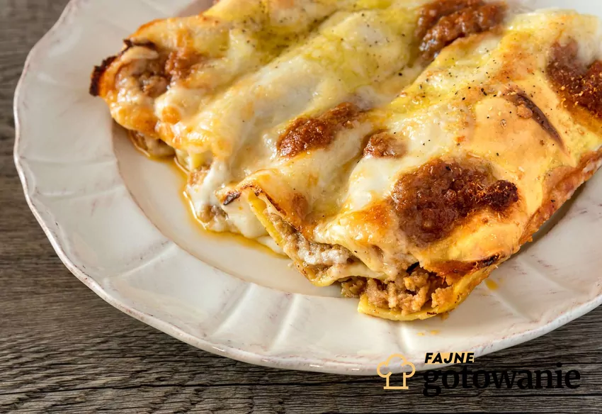 Cannelloni z mięsem mielonym i sosem beszamelowym Cannelloni z mięsem i beszamelem