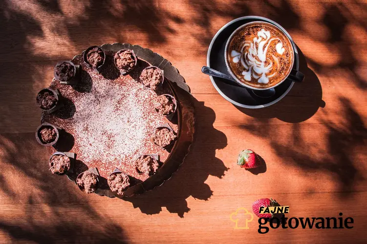 Ciasto ferrero rocher bez pieczenia podane z dodatkiem kawy.