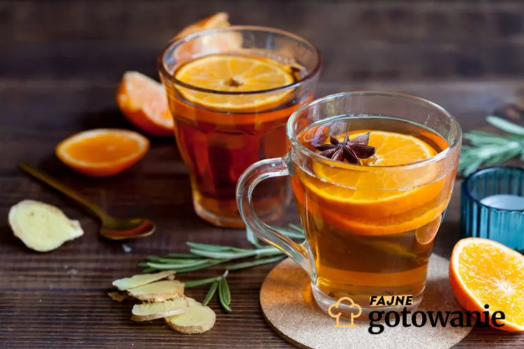 Herbata z pomarańczą podana w szklankach.