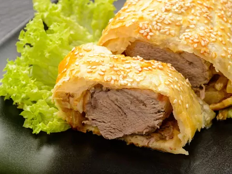 Przepis: schab w cieście francuskim