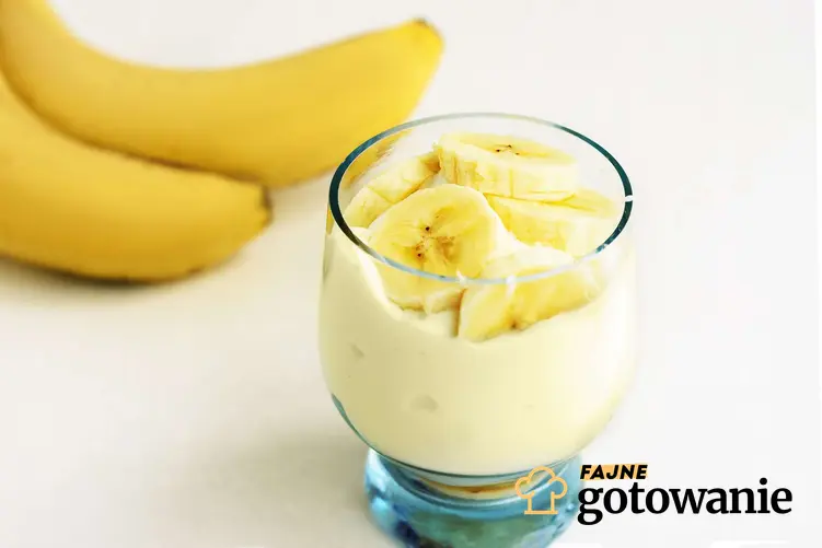 Budyń bananowy podany w pucharku.