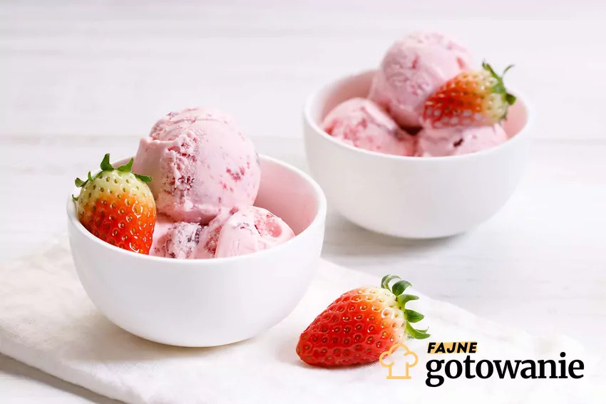 lody z truskawek Truskawkowe lody w miseczkach.