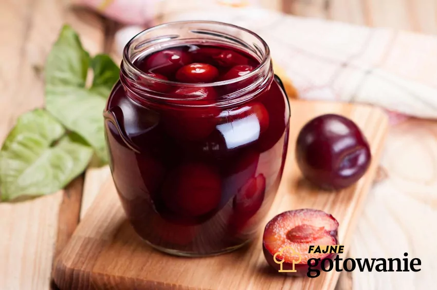 kompot ze śliwek na zimę Słoiki z kompotem śliwkowym