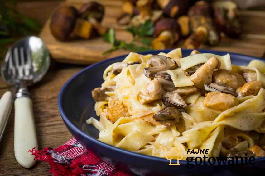 Makaron pappardelle na talerzu