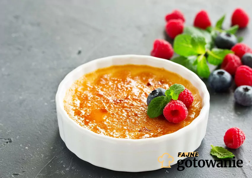 Creme brulee z owocami.