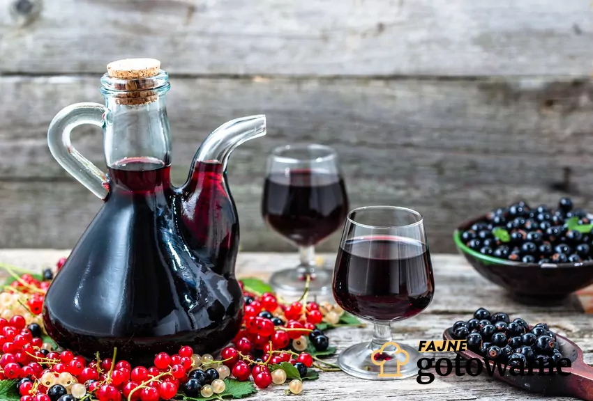 Szybka nalewka z czarnej porzeczki Nalewka z czarnej porzeczki w kieliszku.