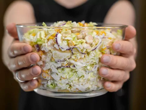 Przepis: sałatka z kurczakiem curry
