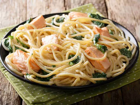 Przepis: makaron z łososiem i suszonymi pomidorami