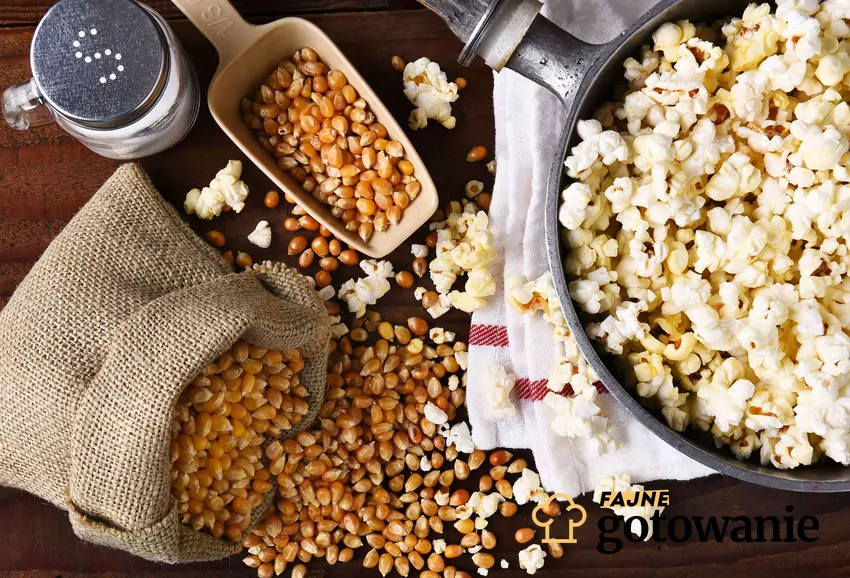 Lekki popcorn bez tłuszczu podany na patelni.