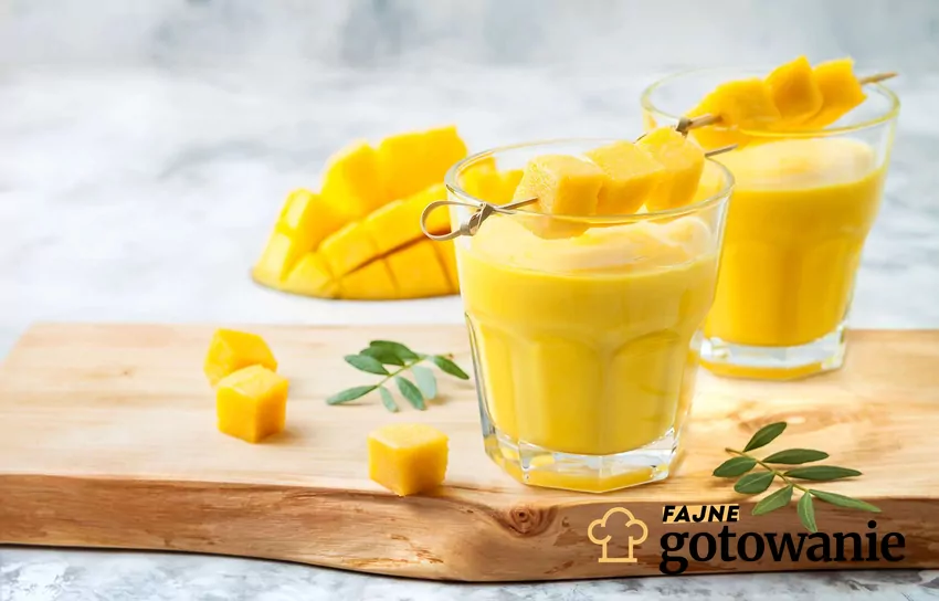 Domowy mango lassi w szklankach