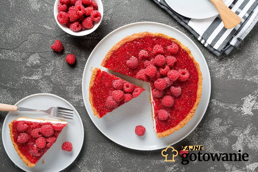 Tarta z malinami Tarta z malinami na talerzach