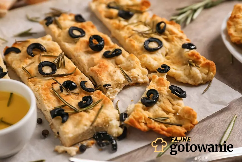 Focaccia z oliwkami i rozmarynem