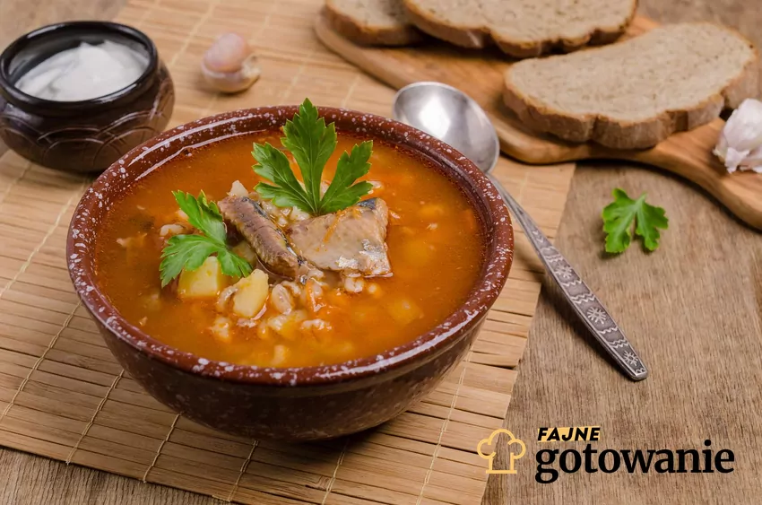 Zupa rybna Zupa rybna w brązowej misce