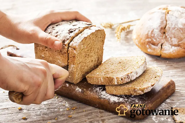 Chleb baltonowski ułożony na desce, częściowo pokrojony.