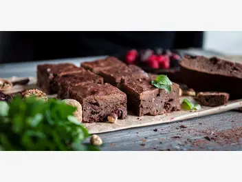 Ilustracja przepisu na: ciasto czekoladowe z czerwonej fasoli z orzechami i malinami