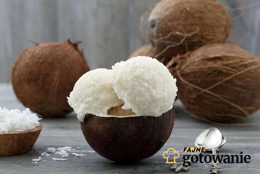 Lody kokosowe w połówce kokosa.