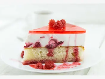 Ilustracja przepisu na: ciasto jogurtowe ze śliwkami, masą jogurtową oraz galaretkami