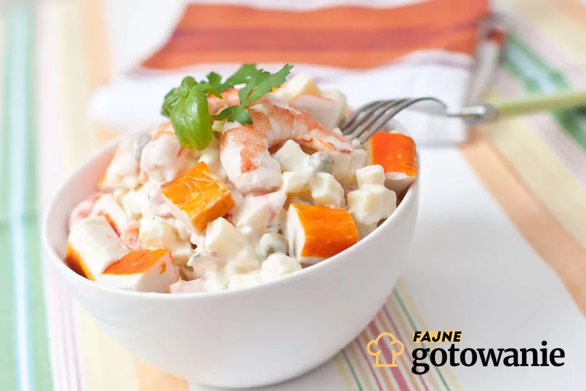 sałatka z surimi i makaronem ryżowym Surimi z makaronem ryżowym.