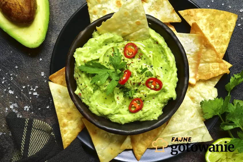 Guacamole z chipsami w miseczce.