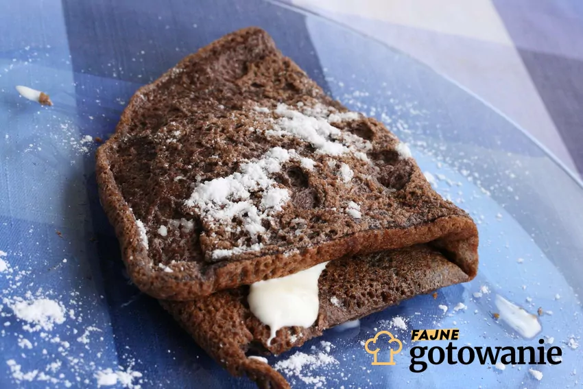 Omlet kakaowy Omlet kakaowy na niebieskim talerzu