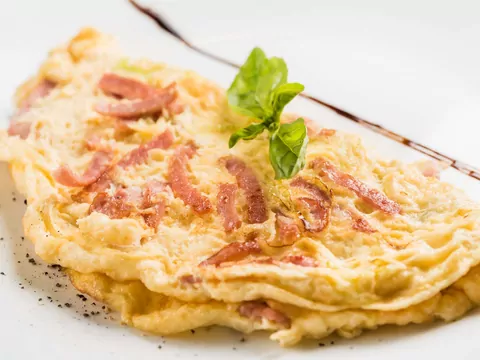 Przepis: omlet z boczkiem