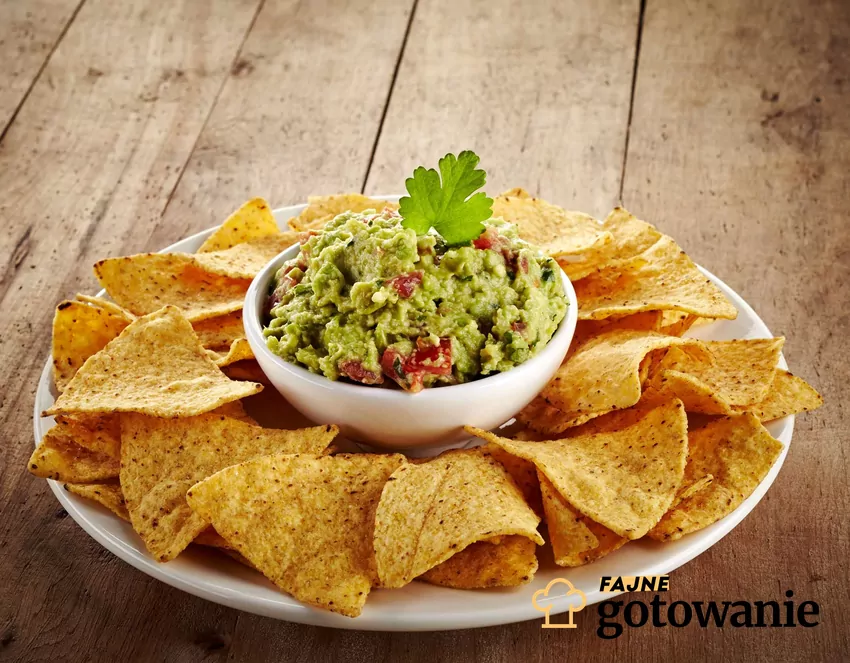 Nachos z guacamole na talerzu.