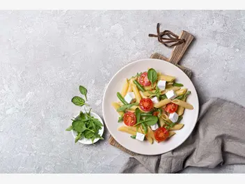 Ilustracja przepisu na: makaron z fasolką szparagową, pomidorami suszonymi i serem feta
