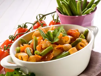 Ilustracja przepisu na: makaron z fasolką szparagową z tofu i sosem pomidorowym