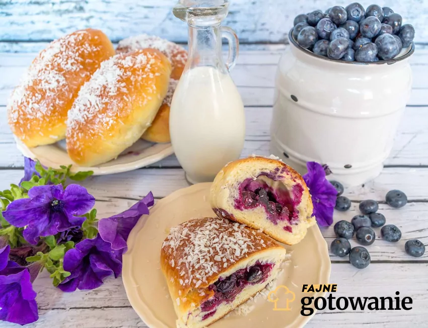 Drożdżówki z jagodami Jagodowe drożdżówki na talerzu