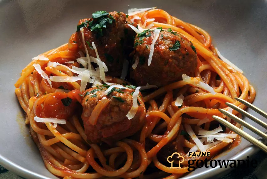 Spaghetti z klopsikami Spaghetti z sosem i klopsikami