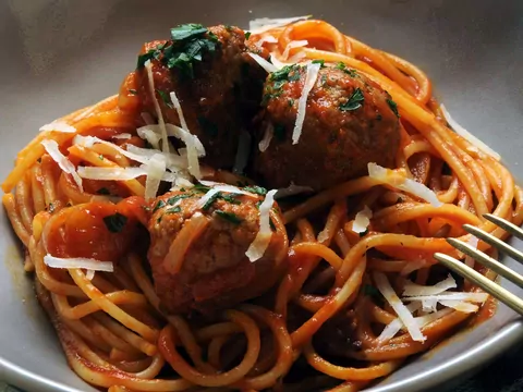 Przepis: Spaghetti z klopsikami