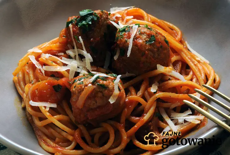 makaron spaghetti z sosem pomidorowym i klopsikami