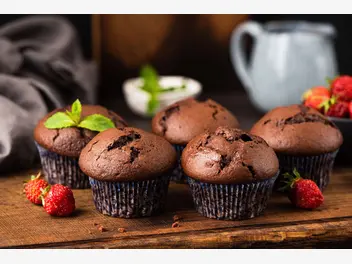 Ilustracja przepisu na: muffinki czekoladowe z truskawkami