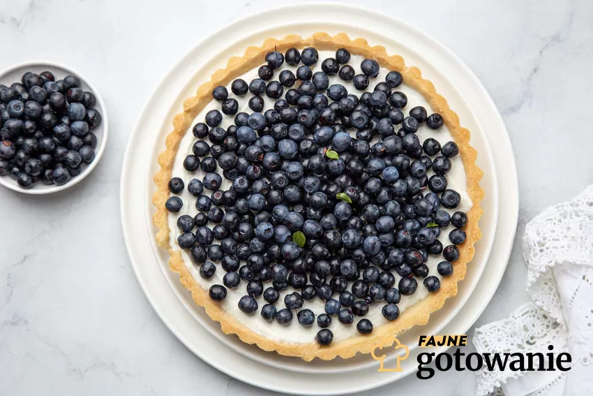 Borówkowa tarta na talerzu