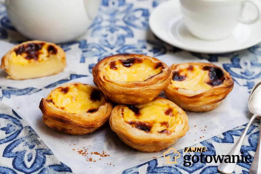 Pastel de nata na porcelanie