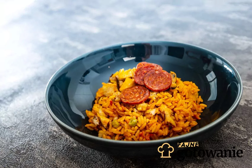 Paella z chorizo, czarna misa