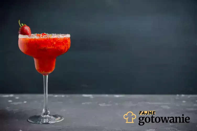 Truskawkowa margarita w ozdobnym kieliszku