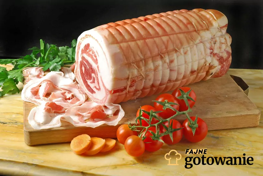 Pancetta na desce z pomidorami