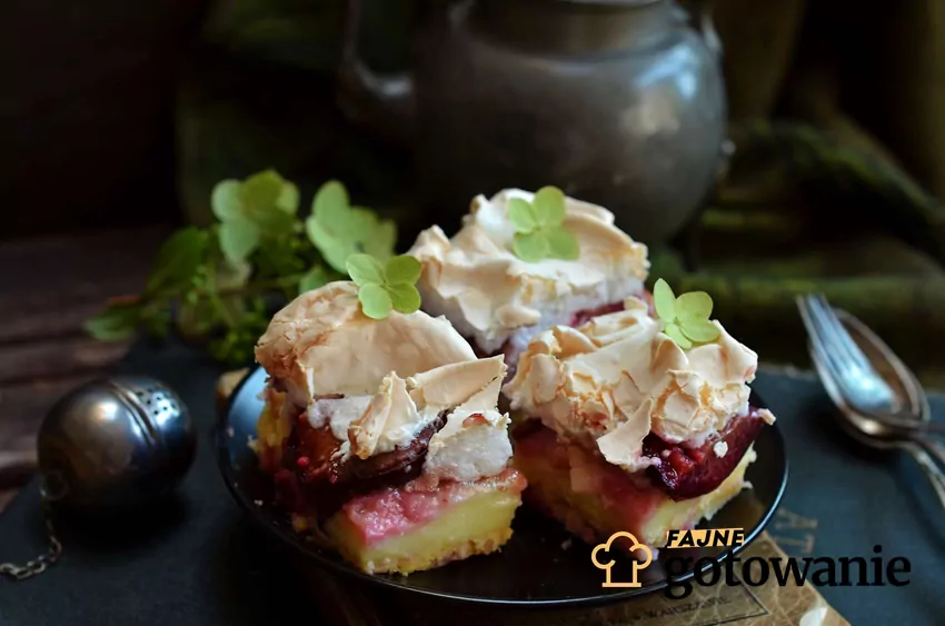 Tarta ze śliwkami i bezą Tarta śliwkowa z bezą na talerzu